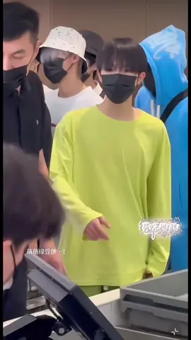 Xem cái size gấp của em và chú vệ sĩ kìa🤭#tinhieudang_suxinhao_ #totanhao_suxinhao_苏新皓_soaisoai #tinhieudang_suxinhao_🌟 #suxinhao_苏新皓 #tinhieudang🚦 #totanhao_suxinhao_苏新皓 