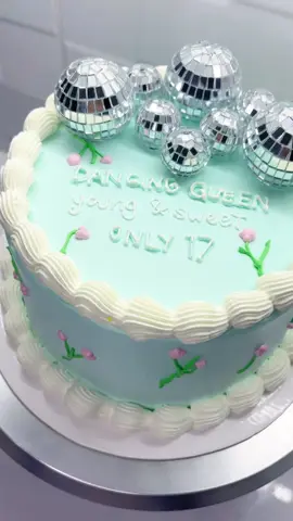 Decorando Torta Dancing queen 🪩🌸 #tortadancingqueen #pasteldancingqueen #dancingqueen #tortachantilly #dancingqueens #dancingqueencake #tematicadancingqueen #rudycakes #paratiiiiiiiiiiiiiiiiiiiiiiiiiiiiiii 