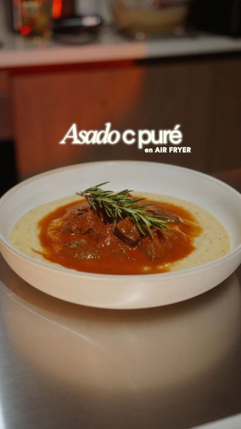 Asado con Puré en 30 Minutos PURÉ DE PAPA: • Papa Blanca - 600g • Papa Amarilla - 300g • Leche Entera - 800ml • Romero - 1 Rama • Sal, Pimienta y Ajo • Mantequilla - 100g 1. Pela y corta las papas en cubos. Quita el almidón sumergiéndolas en un baño de agua fría. 2. Hierve las papas en leche, añade el romero, sal, pimienta y ajo al gusto 3. Cuando rompa hervor, baja el fuego y remueve ocasionalmente para evitar que se queme la leche. 4. Una vez cocidas, cuela la mezcla y añade la mantequilla mientras aún está caliente. ASADO: • Asado de Pejerrey - 500g • Sal, Pimienta, Ajo y Aceite • Poro - 60g • Apio - 40g • Cebolla - 70g • Tomate - 1 unidad • Zanahoria - 50g • Concentrado de Tomate - 100g • Ají Panca - 40g • Vino Tinto - 60ml •Agua - 600ml 1. Corta la carne en cubos y sazónala con sal, pimienta y ajo. Cocina en la Air Fryer Oster en modo Carne o a 180°C durante 10 minutos, girando a mitad del tiempo. 2. Corta los vegetales, sazónalos y añade el concentrado de tomate y ají panca. Cocina en la Air Fryer a 180°C por 8 minutos. 3. Incorpora el vino y el agua, y vuelve a cocinar en la Air Fryer a 180°C durante 10-12 minutos. 4. Licua la salsa y sirve sobre la carne, o mezcla la salsa con el asado y cocina por 5 minutos adicionales para intensificar los sabores. #asadoconpure #asadodecarne #puredepapa #asadoperuano #recetafacil