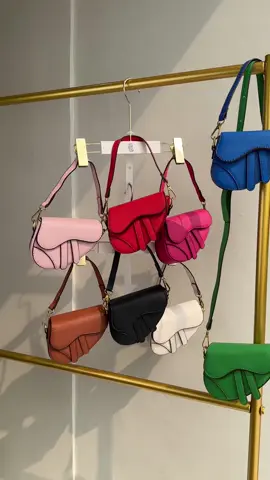 Slingbag lucu parahhhh, ada 8 warna, dapet tali pendek(shoulder) dan tali panjangnya(slingbag). Muat lipstick dan makeup kecil2 ya ❤️🧡 #fyp #petitetoesid #tasanak #slingbaganak #tasselempang #shoulderbag #taskekinian 