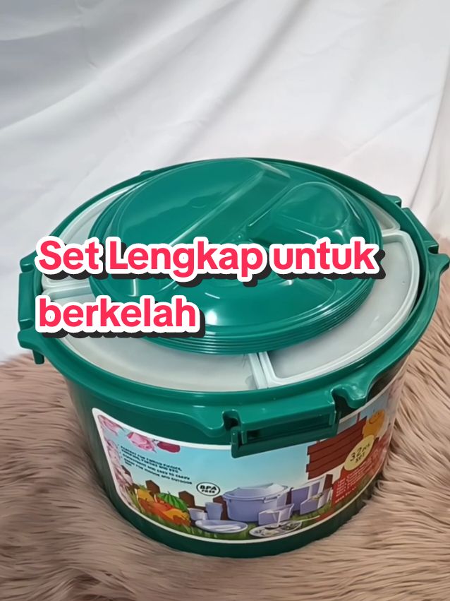 Bestnya dapat set picnic lengkap macamni. Lengkap ada set cawan,pinggan,bekas letak lauk, sudu,sudip..senang bawa semua dalam satu bekas ni je.Hah,jimat ruang. #picnicset #picnic #berkelah #fyp #santai #sarawaktiktok #sarawak #piknik 