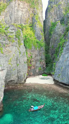 The hidden beach of Maya Bay 🏝️🪨 📍Maya Bay - Koh Phi Phi , Thailand 🇹🇭 . #thailand #vacation #beach #beachvibes #islandlife #travel #thailandtravel #nature #mayabay 