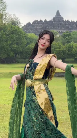 I got new friend from Sri Lanka while walking on the street wearing Pramodyawardhani’s Outfit. She was amazed with the dress🥹 Go check for it to know what is she talking about the dress! #fyp #darasarasvati #peoplesreactions 