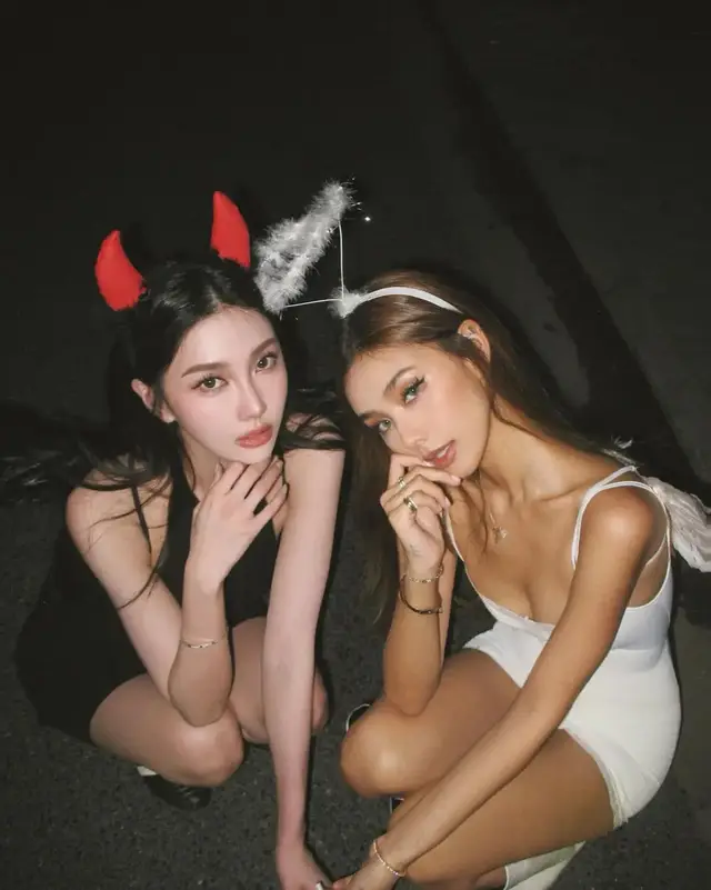 So sweet two girl.😈or👼🏻 #girls #beautifulgirl #haloween2024🎃👻 