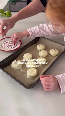 Fancy quick and easy cookies with the kids this halloween? ☠️👻🎀🖤🤍  #prettyhome #kitcheninspo #inmydomaine #myhomevibe #moreismoredecor #baking #oreos #halloweenbaking #bakingtok #fyp  #bakinghacks 