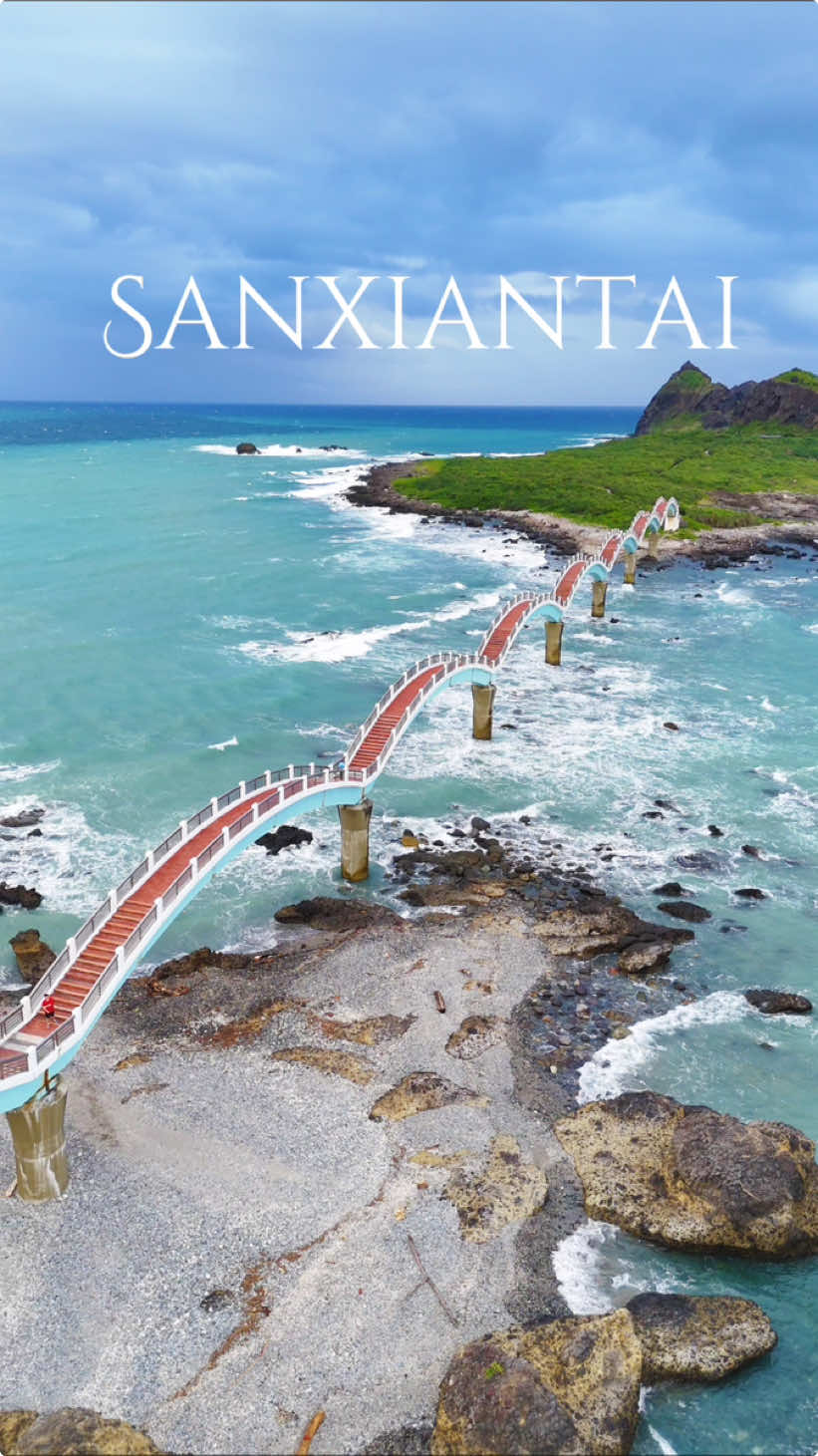 Sanxiantai on Taiwan’s east coast is a must-visit! With its iconic bridge and stunning islands, it’s an unforgettable spot. #Sanxiantai #TaiwanEastCoast #ExploreTaiwan #IslandViews #TravelTaiwan #TaiwanNature #HiddenGems #adventureawaits #adventure #taiwan #taiwantravel #bridge #island #eastcoast #hualien 