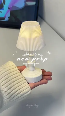 comel tak prop baru kita? boleh jadi as deco/lampu tidur jugak tau, warm je lampu dia 🫶🏻 tak menyesal beli korang 😆✨ purchase kt bi0 kita tau, no 022 how to purchase? • click b1o and type 