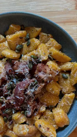 GNOCCHIS DE BUTTERNUT  Pour 2 assiettes très tchatcheuses - Découpe à l’aide de ton gros crâne ou d’un couteau ton butternut en 2. On utilise qu’une seule moitié, l’autre t’en ferras bien ce que tu veux y a environ 5678988 recettes à base de butternut qui sortent chaque seconde sur Instagram en ce moment. Enjoy.  - Quadrille la chair, enduit là d’huile d’olive, de sel, de poivre, d’ail semoule et enfourne là 45 minutes à 190°C.  - Laisse refroidir un peu et gratte la chair de ta courge, dégage ça dans un saladier et ajoute de la farine progressivement jusqu’à se que ça te forme une sorte de pâte. J’ai pas pesé ma farine mais je dirais que j’ai mit 200gr. C’est pas grave si ça colle encore un peu.  - Divise ta pâte et forme des boudins que tu vas ensuite découpé en petits cubes. Le tout sur un plan de travail fariné hein.  - Si ça t’amuse de leur donner une belle forme, de leur faire des stries etc fonce. Moi ça m’amuse pas.  - Balance les dans l’eau bouillante et quand ils remontent à la surface, mets les dans un saladier d’eau glacée pour stopper la cuisson que ça devienne pas de la bouillie ces gros malades.  - Fais griller des tranches de lard. Fais torréfier des graines de courges. Torréfier ça veut dire faire griller un truc sans matière grasse dans une poêle 5 minutes.  - Récupère le lard et réserve le, fais griller tes gnocchis dans le gras du lard ( évidement ), ajoute genre 3 cas de crème liquide entière et une montagne de parmesan ( évidement x2 ).  - Sers tes gnocchis avec le lard par dessus, les p’tites graines de courge et encore du parmesan ( évidement x10000 )  - Bises.  . . . #pourtoi #pourtoipage #pt #fyp #food #cuisine #recette #gnocchi #butternut #courge 