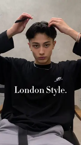 イケメンすぎる @Neon  ロンドンの街並みに 溶け込むヘアスタイル、 『ロンドンテーパースタイル』 オーダー爆発中です💥 ラフにかっこよくを テーマにヘアスタイルを作っています！ 日本人の男性は 髪質が硬く直毛なため、 ニュアンスパーマをかけることで 実現可能になります！ 海外のメンズスタイルが好きな方 是非、一度担当させて下さい！ #メンズヘア #センターパート #ニュアンスパーマ #海外ヘア #フェード #フェードカット #バーバースタイル #メンズカット #表参道#ロンドンスタイル#ミドルパートスタイル#海外コーデ#tokyo #tokyohairsalon #hair 