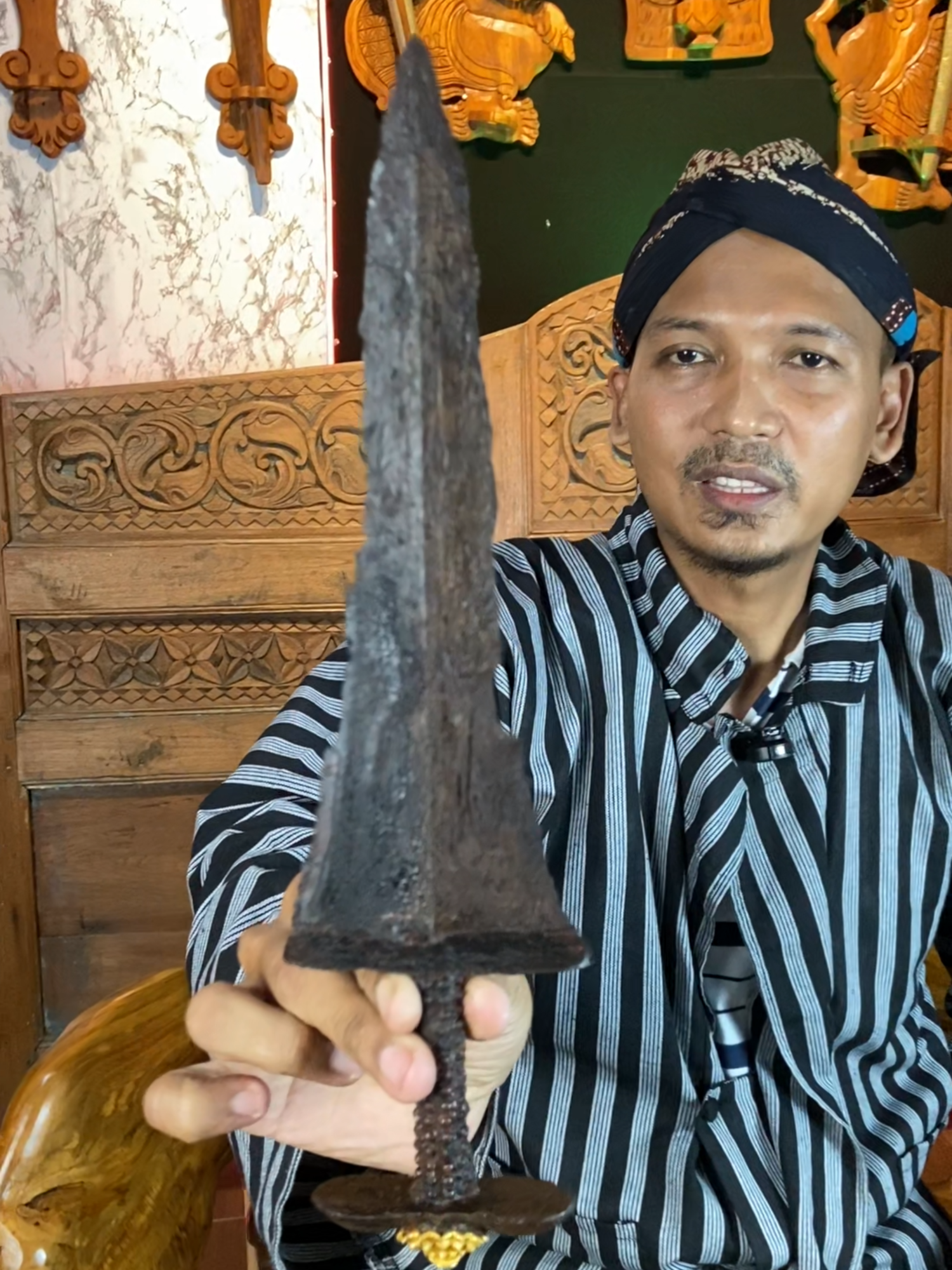 Kadga dibuat pada masa Kerajaan Hindu-Buddha. Benda ini awalnya merupakan senjata tikam seperti belati. Terdapat pegangan melintang pada gagang Kadga yang berfungsi agar tidak terjatuh saat dipegang. Berbentuk lancip untuk versi Hindu dan agak tumpul untuk Buddha. #warungantik #keris #kerispusaka #pusakaindonesia #budaya #budayajawa #kerispusakaindonesia #kerisnusantara #kerismataram #kerisantik #keristuban #kerisraksasa #budayaindonesia #ethnic #pusaka #pusakanusantara #history #etnik #kuno #antik #majapahit #sriwijaya #medang #kerajaanmedang #medangkamulan #bethok