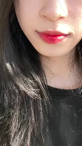 Son dưỡng mà đẹp từ độ bóng đến màu son😍 Tui bị thâm viền môi nên swatch k đẹp lắm nhưng mà ở ngoài trông đẹp hơn nhìu luôn í 💋#alternativestereo #lippotion #lippotionaquaglow #aquaglow #lipstick #BeautyReview 