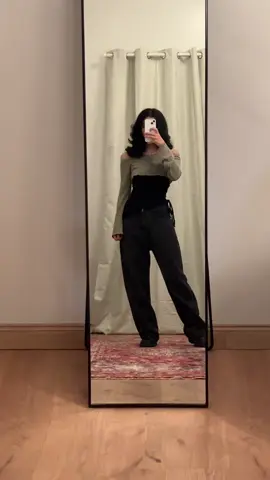 🚶🏻‍♀️🖤.                                                                      #style #fashion #outfit #outfitinspo #outfitideas #OOTD 