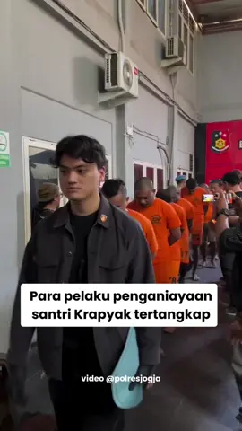 7 pelaku pengeroyokan dan penganiayaan terhadap 2 santri Ponpes Al Munawwir Yogyakarta yang terjadi di Prawirotaman Rabu (23/10) lalu berhasil diamankan pihak berwajib. Ketujuh pelaku tersebut berinisial V, N alias E, F, J, Y, T dan R alias C. Para pelaku berhasil diamankan secara terpisah dibeberapa tempat di Kota Jogja.  Kapolres @polresjogja, Kombes Pol Aditya Surya Dharma menyampaikan pihaknya masih melakukan pendalaman terkait peran masing-masing pelaku, termasuk kemungkinan adanya pelaku lain.  Dari ketujuh pelaku yang diamankan ada satu yang disinyalir menjadi provokator.  “R alias C inilah yang melakukan provokasi. Bisa dikatakan kalo R alias C adalah otaknya sedangkan yang lain adalah eksekutor,” kata Kombes Pol Aditya.  #usuttuntas #santri #pondokkrapyak #almunawwir