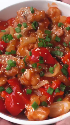 Нежнейшая курица с ананасом 🍍 Можно подать с рисом или лапшой, а можно съесть и так. Я использовал: 500 г курицы (филе бедра) Соль по вкусу 1 ст.л. молотого чеснока 1 ст.л. кукурузного крахмала 1 крупный сладкий перец Половинка среднего лука 150 г ананаса (порезать) Масло для жарки Кунжут и зеленый лук для украшения ✅ Для соуса: 3 ст.л. кетчупа 1 ст.л. сахара 1 ст.л. рисового уксуса 1 ст.л. соевого соуса 50 мл холодной воды 2 ч.л. кукурузного крахмала ⠀ Приятного аппетита! 🥰