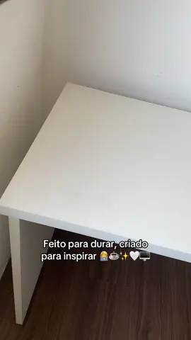 Simplicidade que encanta! Com design minimalista nossa mesa em mdf branco foi feita para ser o centro das suas melhores ideias! 👩‍💻✨☕️ #mesamdf #Home #escritorio #achadinhos #foruyou 