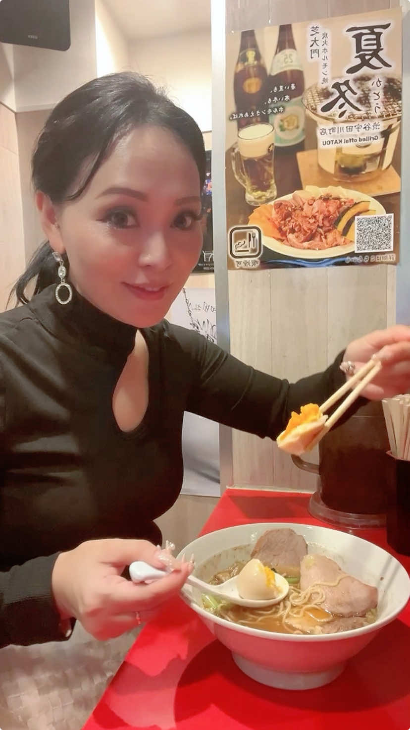 大好きな 中華そば 大和田さん 普段はムッスメと行くのだけど 今回は珍しく1人ラーメンしてきたの🍜💕 今回は チャーシュー麺を 鶏&魚介のWスープの細麺にしたよ♪♪ 美味しかったぁぁー😋 #ラーメン #中華そば大和田 #ラーメン大好き #渋谷ラーメン 