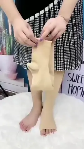 التوصيل متوفر و الدفع عند الاستلام  جوارب طبية ضاغطة للدوالي - الحل الأمثل لتخفيف آلام الساقين واستعادة النشاط! ✅ جودة عالية وراحة تامة: مصنوع من قماش متين ومرن، هذا الجورب مصمم خصيصًا لتوفير الراحة طوال اليوم دون أي إزعاج. ✅ ضغط طبي مدروس: بفضل ضغطه العالي، يساعد هذا الجورب في تحسين الدورة الدموية ومنع التورم، مما يجعله مثاليًا لمن يقفون لفترات طويلة أو يعانون من مشاكل الدوالي. ✅ تصميم عملي بسحاب مريح: يأتي الجورب مع سحاب جانبي سهل الاستخدام، لتتمكن من ارتدائه وخلعه بسهولة وسرعة. ✅ ملاءمة مثالية للجسم: يتميز بتفاصيل دقيقة تناسب شكل الساق، لضمان الثبات والراحة دون التسبب بأي تهيج للجلد. لا تدع الألم يعيق حركتك! احصل على الدعم المثالي لساقيك الآن واستمتع بيوم مليء بالنشاط والحيوية.