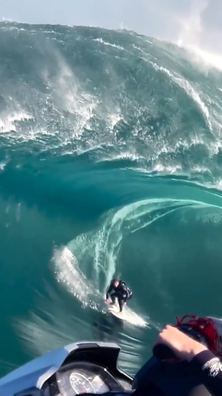 Who would dare??? 😱😱😱😱#tiktok #surf #surfingislife #saltycrax #surfer #surfers #surftok #bigwaves #barrel #surfingvibe 