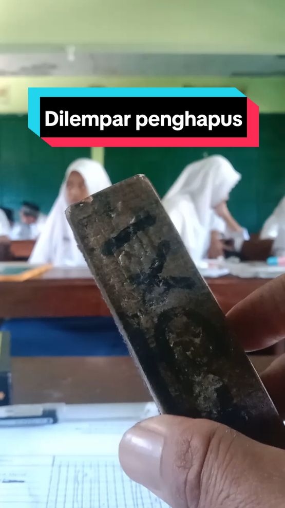 Zaman kita sekolah penghapus melayang itu biasa, dan kami ttp sayang Guru kita...  Miss u all my teacher #fyp2024 #nostalgia #kudusviral #viralvideo #90s #viral 