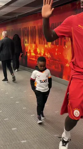 Davinson Sanchez’in oğlu Salvador’a kısa bir klip 😂 #galatasaray 