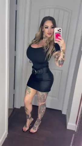 I can make a mini skirt look GOOD 🤪 #miniskirt #OOTD #texas #ratemyoutfit 