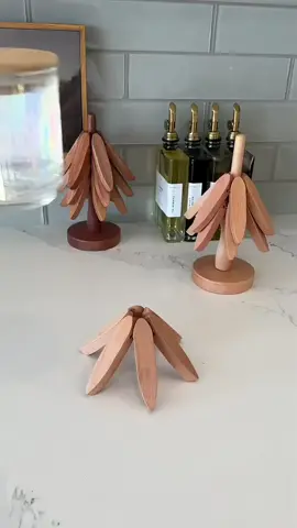Natal chegou na cozinha! Proteja suas bancas e messa com nossas porta-panelas e copos, perfeitas para apoiar panelas e copos quentes sem danificar suas superfícies, é a peça que faltava para deixar sua  cozinha linda#cozinha#pratico#proteca#madeira#portapanelas#decoração 