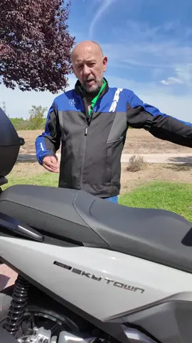 🌟 Lo que más nos gusta de la Kymco Sky Town 125 ABS 🌟 Un scooter que lo tiene todo para moverse con estilo y seguridad en la ciudad. Desde su sistema de frenado ABS hasta su diseño urbano, la Sky Town 125 de Kymco es la combinación perfecta entre rendimiento y comodidad. Si buscas un medio ágil, seguro y con una excelente relación calidad-precio, ¡esta es una opción que no puedes dejar pasar! 🚦 #Kymco #SkyTown #125cc #Scooter #Movilidad #Seguridad