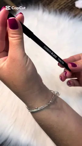 O lapis de olho pretinho, super pigmentando existe! Lapis de olho carbon black Tracta!