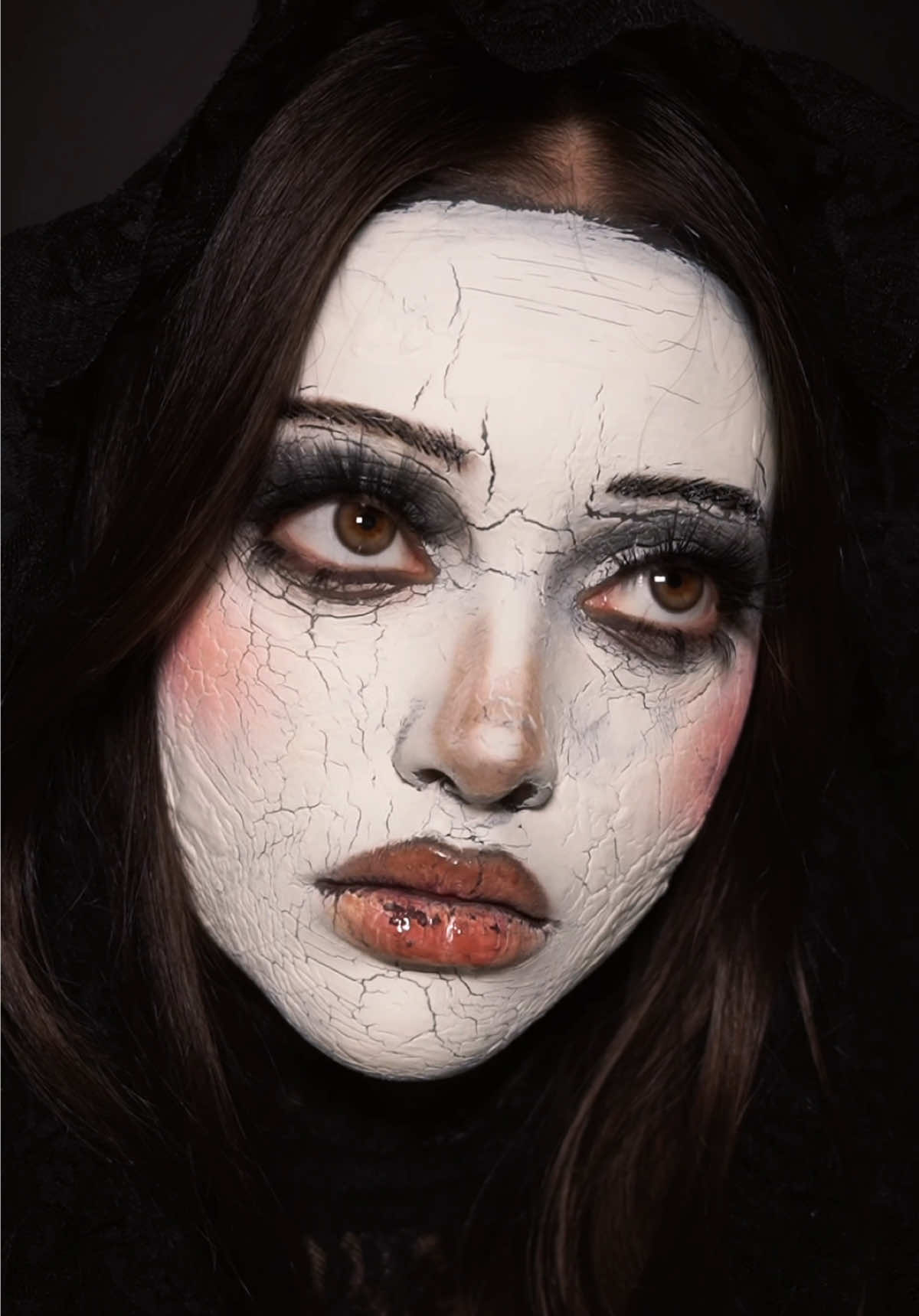 cracked doll makeup 🖤 ib @FAYA #crackeddollmakeup #halloweenmakeup #makeup #tutorial #halloween 