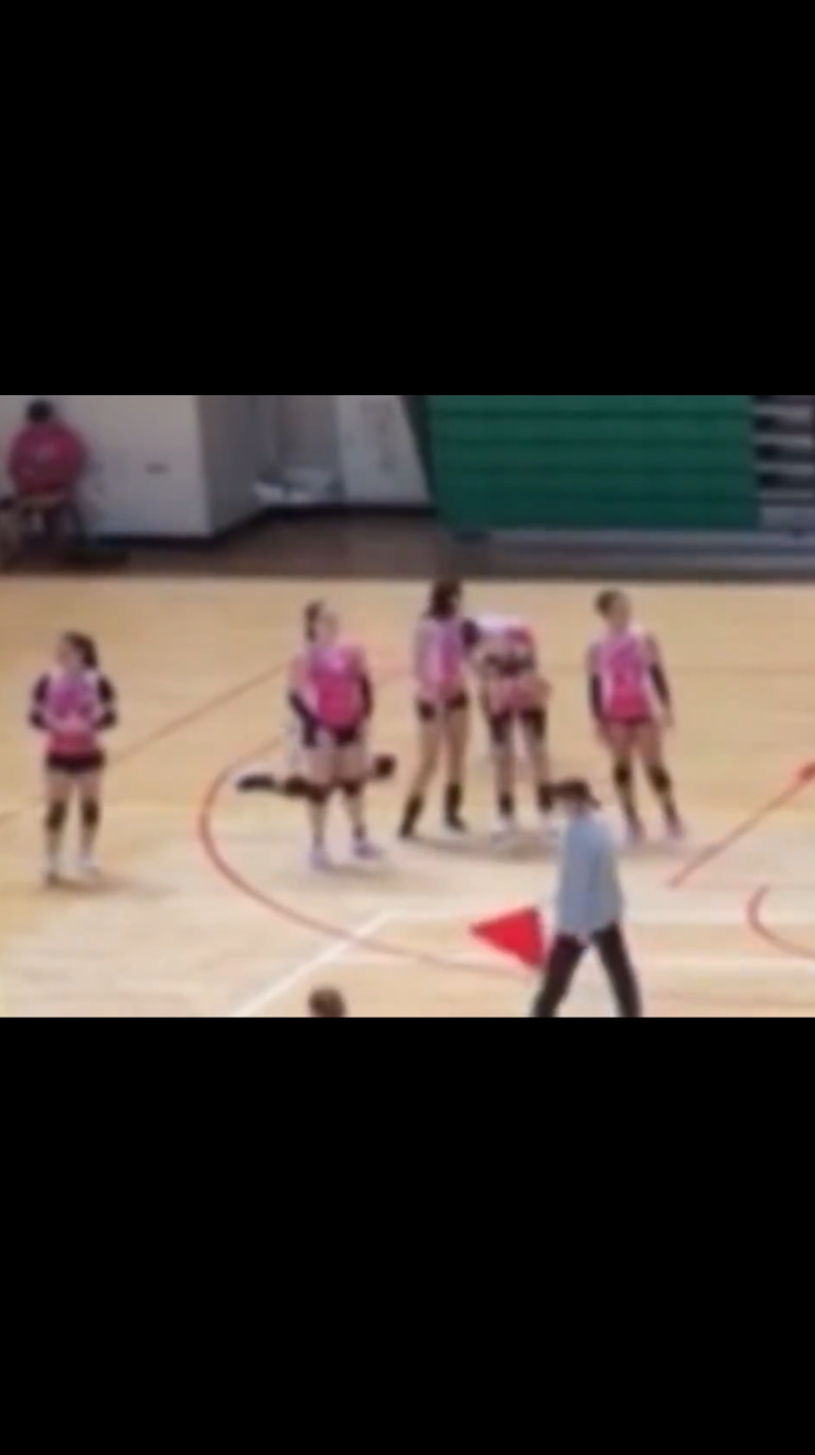 habang nanunuod ako kanina di ko tlgang mapigilang tumingin don sa sidelines kung san yung jella,bigla na lng akong natawa sa pagtulak ni mare kay donya at napaupo sya kakatawa HAHAHAHA pati rin ako tawang tawa sa pinaggagawa ng dalawa ,,ang likot po nila di mahirap hagilapin😂 lagi may sariling mundo tong maglablab nato😅❤️ ctto sa vids #elladejesus #jemagalanza #jella 