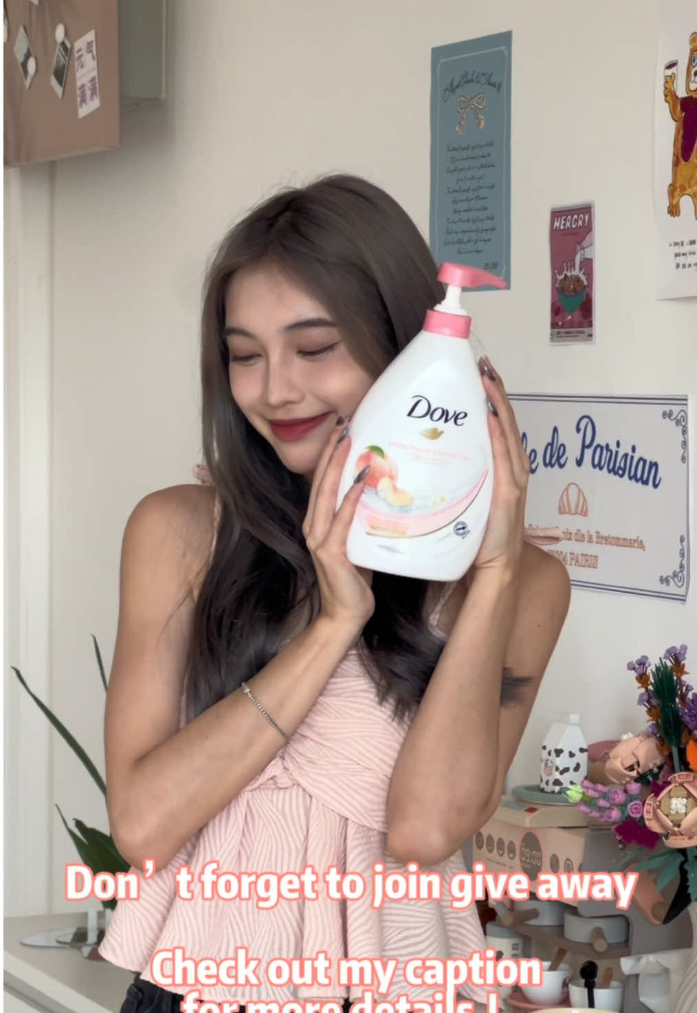 我肌肤柔嫩光滑的秘诀😆 . . Dove Go Fresh Body Wash White Peach x White Tea 含有白桃和白茶精华 灵感源自优雅的日本白桃花 沐浴后让您的肌肤感觉有弹性、柔嫩、明亮 将Dove作为您日常自我护理的一部分 呵护和滋养肌肤底层💕 我将要送出一台超级酷的Portable Juice Blender给一位幸运的朋友！想知道怎么赢吗？快来看看以下方法吧！ Step 1: Follow @jiahuii_08 & @dove.malaysia Step 2: Like this post  Step 3: Tag 3 friends and comment 