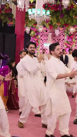 Cute cousins dance viral💃💃#grand #Mehndi #cute #cousins #dance #performance #contentcreator #pakistaniwedding #pakistani #wedding #foryou #foryourpage #viralvideo #unfreezemyacount 