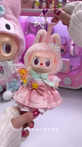 my Labubu Mokoko plush pendant is heree !! 😍🌸🎀 I dressed her up as Sakura Kinomoto, and she looks absolutely adorable with magical girl vibes 🪽✨  #popmart #labubu #labubumokoko #labubuclosetosweet #plushpendant @POP MART 