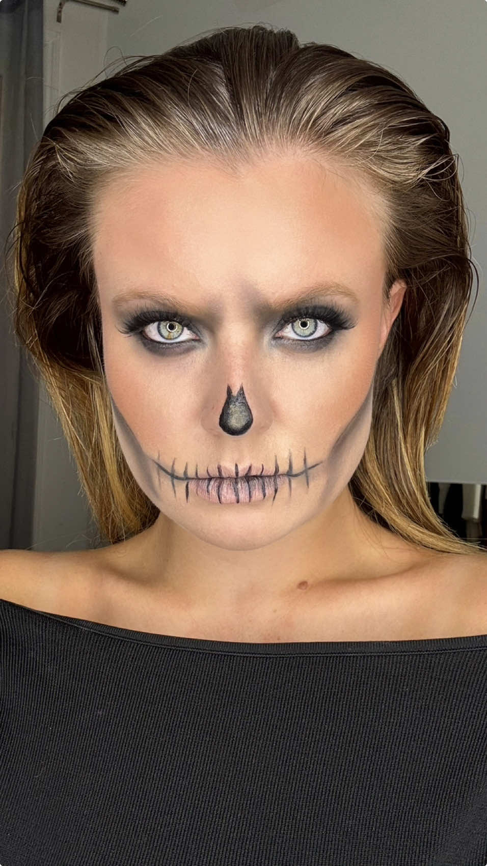 J-2 avant Halloween 💀 et toujours pas d’idée de maquillage ?  Pas de panique la Beneteam, @mariannemakeup est là pour vous donner des tips de dernière minute ! Pour ce makeup, rien de + simple, il vous suffit d’un cure-dent et d’un liner noir 🖤 Le tour est joué 🤓 #mariannetheexpert #halloweenmakeup