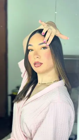 @LELE YAMURRI🫦  narrando minha make em espanhol 😂😂😂🇧🇷 #make #maquillaje #maquillajetutorial #tutorial #falandoespanhol #narrar #casal #casalcomedia #casaltiktoker 