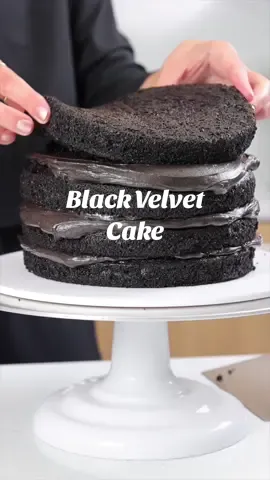 (Naturally colored) Black Velvet Cake 🖤 Essentially my death by chocolate cake, but with black cocoa! It gives the cake a gorgeous, deep color and makes it taste like an oreo cookie!! Need I say more?!  The recipe is linked in my bio or you can google chelsweets black velvet cake 😋 #blackvelvet #cake 