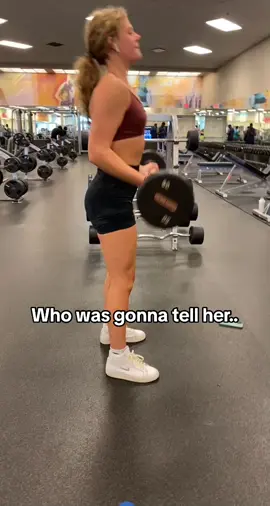 this was like a year into lifting too #badform #bicepcurls #gym 