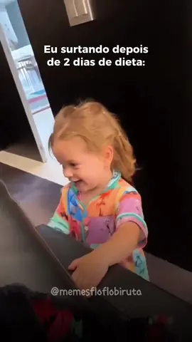 Que dieta o que, eu quero “Sanduícheeeeeee” e “batata fritaaaa” 🍔🍟💜 #floflo #mariaflor #virginia #comida #fy