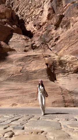 Petra | Outfit inspired by @Jackie 🤍 #ArabTikTok #tiktok #اكسبلور #jordan #petra #wadirumjordan🇯🇴 #amman #middleeastern #arab 