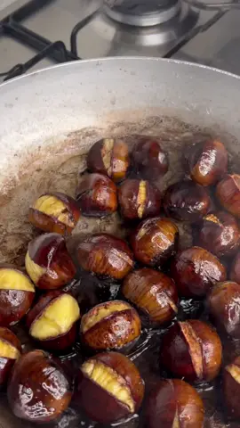 Prepara le castagne in padella con questa ricetta per farle MORBIDE E SAPORITE. 😋🇮🇹#italianfoodcibo #italy🇮🇹 #2024 #ricette #foryoupage❤️❤️ 