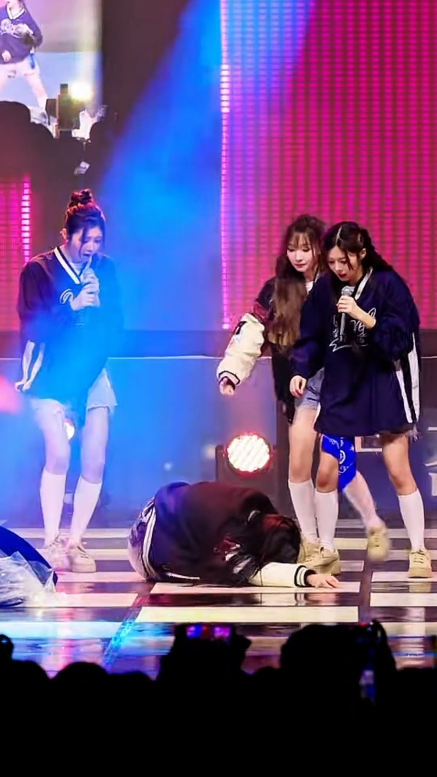 Chaeyeon slipped and fell on stage during the performance of Girls Never Die at the university today I hope she's okay😭 #kimchaeyeon #tripleS #트리플에스 #kpop #kpopfyp 