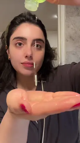 يُعرف النوني بأنه ثمرة الآلهة، ويحتوي على أكثر من 200 عنصر غذائي وفيتامين ومعادن مفيدة للبشرة ولمشاكل البشرة . تم تغزيز هذا السيرم والتونر بمستخلص النوني بنسبة 71.77%، بالاضافة لزيت إكليل الجبل (الي ينطيها لون اخضر) يساعد بالتهدئة وتنشيط البشرة الجافة والباهتة وهذا بدوره ينطيها توهج/ گلو ومظهر ناعم 💖 اماً المرطب مناسب للبشرات المختلطة والدهنية بأعتبار بي مواد تساعد على تنظيم الإفرازات الدهنية والرطوبة. المنتجات كلها من براند @celimax.global  أسماء المنتجات :  سيرم Noni Ampoule  تونر The Real Noni Moisture Balancing Toner. مرطب Oil Control moisturizing cream. . . #skincare #kbeauty #explore #celimax #glassskin #GlowUp #toner #noni #koreanskincare 