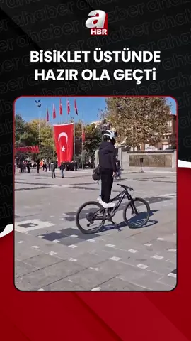 🇹🇷 #Düzce'de bir bisiklet sürücüsü, #İstiklalMarşı'nı duyunca hazır ola geçti. #cumhuriyet #29ekimcumhuriyetbayramı #29ekim 