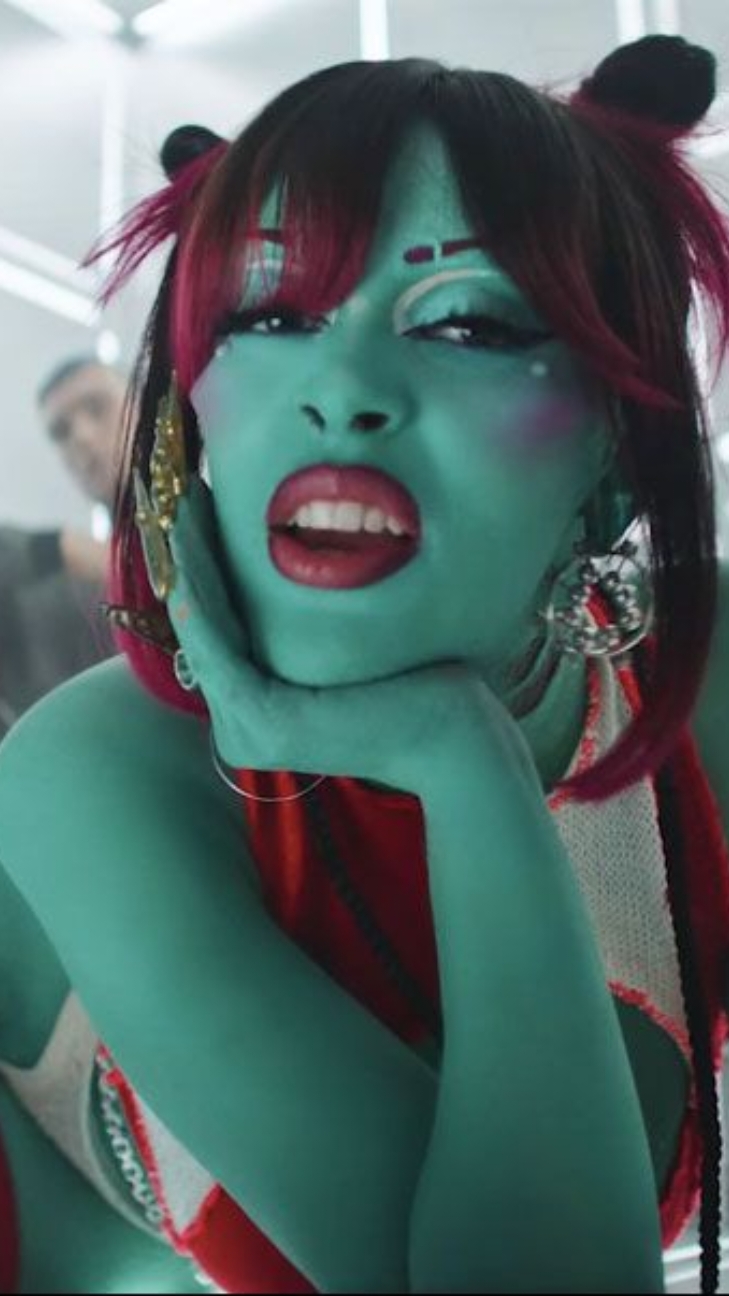 Baby, I need to know 👽🪐   face makeup stayed on the whole night @Mehron Makeup shade:Teal 🩵  psa: I was running late, so I didn't have time to do a full body paint  #doja #dojacat #dojacatmakeup #needtoknow #fyp #alienmakeup #mehronmakeup  #halloweencostume 