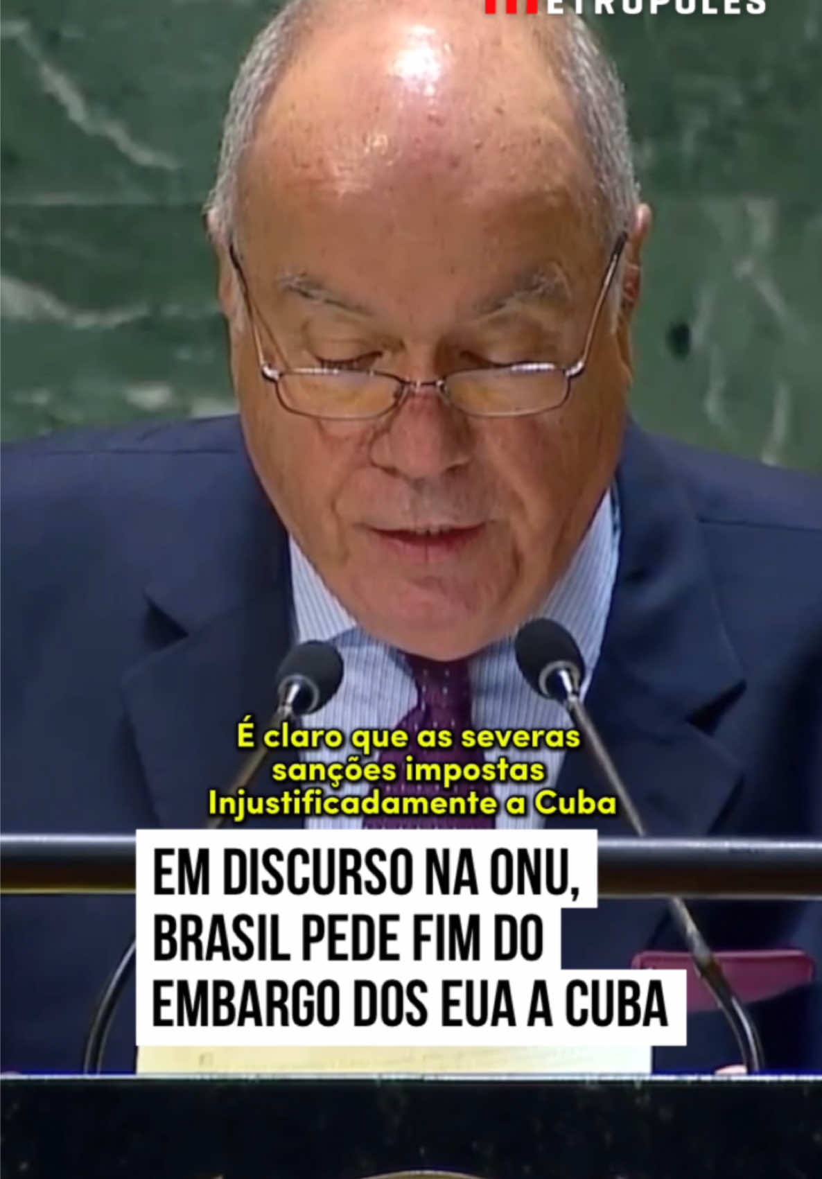 Em discurso na Organização das Nações Unidas (#ONU), o ministro das Relações Exteriores do #Brasil, Mauro Vieira, pediu que os Estados Unidos retirem #Cuba da lista de Estados patrocinadores do terr0rismo. Ele ressaltou a importância de um diálogo baseado no respeito mútuo e na não-ingerência. O chanceler brasileiro falou nesta terça-feira (29/10). O Brasil defendeu que as únicas sanções legítimas internacionalmente são as adotadas pelo Conselho de Segurança da ONU e, ao rejeitar categoricamente o embargo, condenou também a “aplicação extraterritorial de leis nacionais discriminatórias”, de acordo com o chanceler. “Hoje, como tantas vezes antes, o Brasil reitera sua firme, categórica e constante oposição ao embargo econômico, comercial e financeiro imposto contra Cuba. Rejeitamos também a aplicação extraterritorial de leis nacionais discriminatórias”, declarou Vieira. Destacou-se que o embargo econômico, comercial e financeiro causou “sofrimento incalculável” ao povo cubano e prejudicou o desenvolvimento sustentável de Cuba.“A persistência dessa medida afeta diretamente o exercício dos direitos humanos do povo cubano, limitando o acesso a bens essenciais, como medicamentos e tecnologias indispensáveis para o desenvolvimento”, detalhou Vieira. Os líderes da América Latina e do Caribe, em uma reunião, enviaram uma mensagem pelo fim ao embargo. “A Declaração de Kingstown solicitou o fim do bloqueio econômico, comercial e financeiro contra Cuba e exigiu sua exclusão das listas unilaterais de países supostamente patrocinadores do terr0rismo internacional”, diz o comunicado. Por fim, Mauro Vieira expressou, em nome do Brasil, condolências ao povo e ao governo cubano por momentos difíceis e tragédias, como a passagem do furacão Oscar. O Brasil ofereceu assistência para ajudar a população cubana. “É evidente que as severas sanções impostas injustificadamente a Cuba, tanto pelo embargo quanto por sua inclusão na lista de Estados patrocinadores do terr0rismo, contribuíram ainda mais para agravar essa situação. Essas medidas, que já penalizam injustamente o povo cubano, agora impedem uma resposta adequada à crise humanitária gerada pelo furacão”, discursou o ministro. #tiktoknotícias