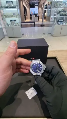 Tissot T-Race Powermatic 80 40mm T141.807.11.041.00 йіна 36200 грн для замовлення пишіть в інстаграм Time.ua або вайбер 0638500400 Олександр Додайте своєму образу ноту досконалості зі спортивною моделлю швейцарського годинника Tissot T-Race Powermatic 80 40mmT141.807.11.041.00. Він представлений корпусом 40 мм, а наявність прозорої задньої кришки дозволяє розглянути автоматичний механізм із запасом ходу до 80 годин. Цей чоловічий годинник Tissot має водонепроникність до 10 бар, комплектується склом із сапфіру з покриттям антивідблиску, а виробник надає на нього 2 роки міжнародної гарантії. Стрілки та індекси на синьому циферблаті мають люмінесцентне покриття, що забезпечує відмінну його читабельність у будь-який час доби. Сталевий корпус годинника закріплений сталевим браслетом.