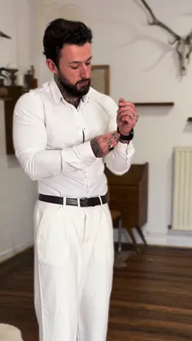 ✨ Opte pour une allure élégante et moderne avec cette tenue intemporelle ! 👖 Un pantalon blanc  👉Raffiné et lumineux il apporte une touche de légèreté tout en restant résolument chic  👔 Une chemise blanche  👉Classique et polyvalente elle incarne la simplicité sophistiquée et s’adapte à toutes les situations !  👞 Des mocassins en daim marron foncé  👉Ces chaussures apportent du caractère à ta tenue avec une touche de chaleur et un confort absolu  🧥 Un blazer bleu  👉Structuré et élégant il vient parfaire ton look avec une note de distinction et de modernité. 👉 Cette tenue est parfaite pour te démarquer avec un style impeccable alliant simplicité et élégance en toutes circonstances ! . . . #outfitideas #inspirationtenue #pantalonblanc #blazerbleu #mocassinsmarron #chemiseblanche #lookchic #styleetconfort #ftmtransgender #vibesélégantes #fyp 