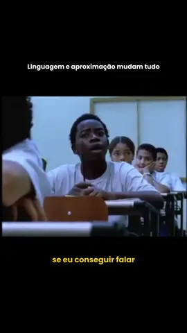 Essa cena pra mim é muito o que Paulo Freire nos ensinou sobre nos aproximar da linguagem, do que interessa e faz sentido para os estudantes. Quantas vezes eu já não tentei explicar algo para um aluno que em dois segundos um colega da mesma idade conseguiu esclarecer? No vídeo, o personagem explica a situação europeia durante as guerras napoleônicas, é algo distante no tempo e no espaço, mas Acerola deu um jeitinho! Descrição: A professora, uma mulher branca de cabelos cacheados e que usa blusa azul, entra na sala de aula. Vários estudantes olham para baixo ou para os lados. Em meio a esse cenário de desatenção, Acerola, um garoto de pele negra e cabelo curto, ergue a mão e se voluntaria para explicar o conteúdo.Ao final, os alunos estão interessados no conteúdo e prestam atenção na explicação de Acerola. #SalaDeAula #Escola #Professores #Alunos #Educacao #Metodologias #LaviniaRocha