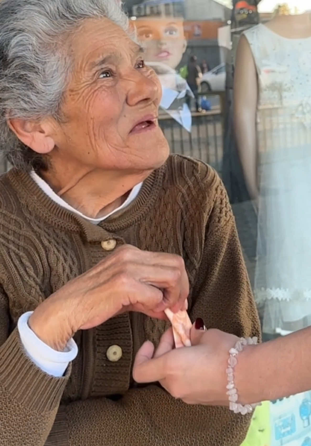 En curicó nos encontramos con la señora Mirta que vendía dulces en la calle para ganarse la vida a sus 81 años y decidimos sorprenderla🎄 espero le sirva la platita💚🎄#TodoEsPosibleEnNavidad 