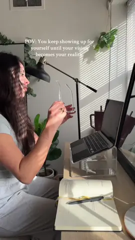 I promsied myself to keep pushing and showing up bc one day my big dream will come true! 💛✨🙏🏻 #manifestation #onlinebusiness 